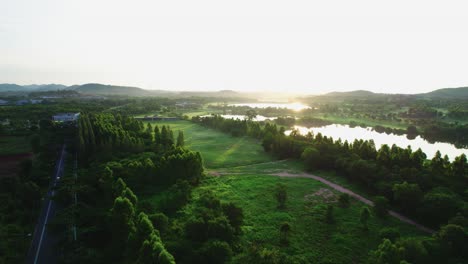 Vista-Espectacular-Sobre-El-Valle-Verde-Con-El-Río-Al-Amanecer-Disparado-Con-Drones