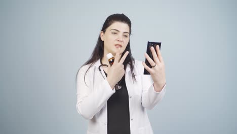 Médico-Que-Describe-La-Medicina-En-Facetime.