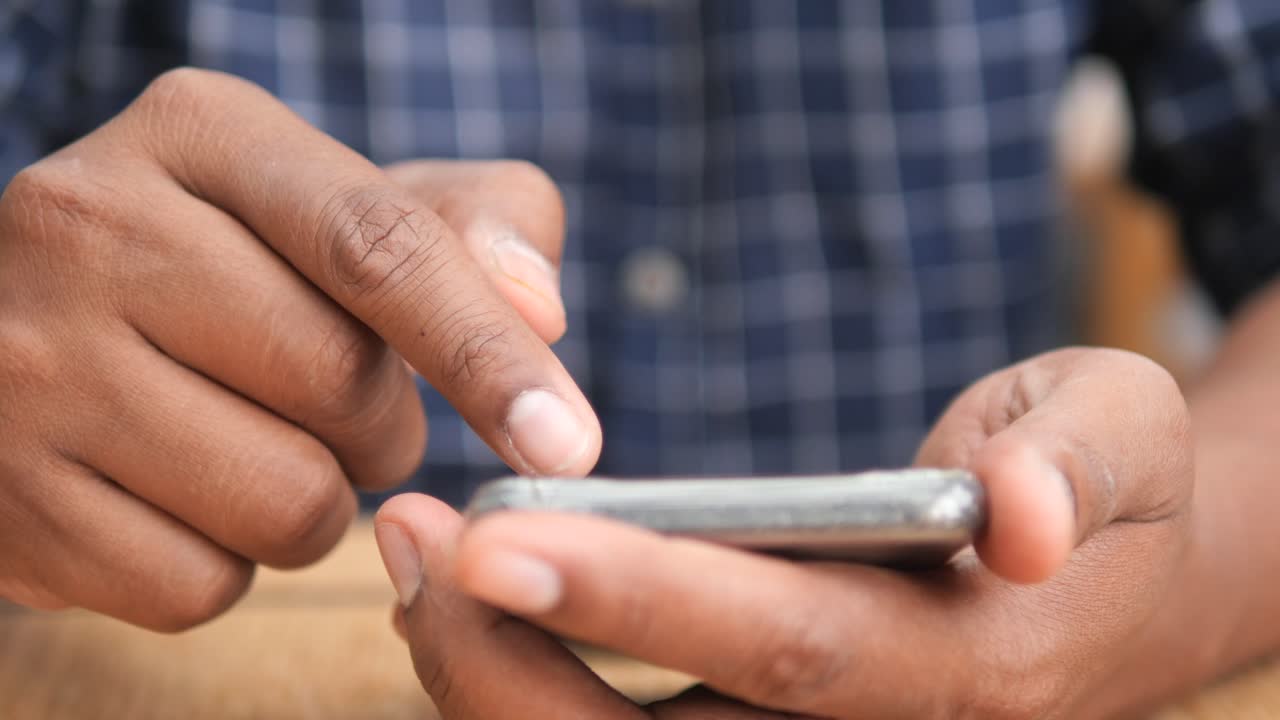 persona que utiliza un teléfono inteligente