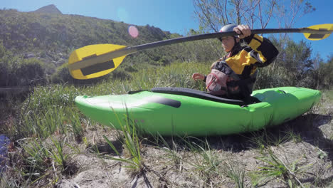 mujer preparándose para el kayak 4k
