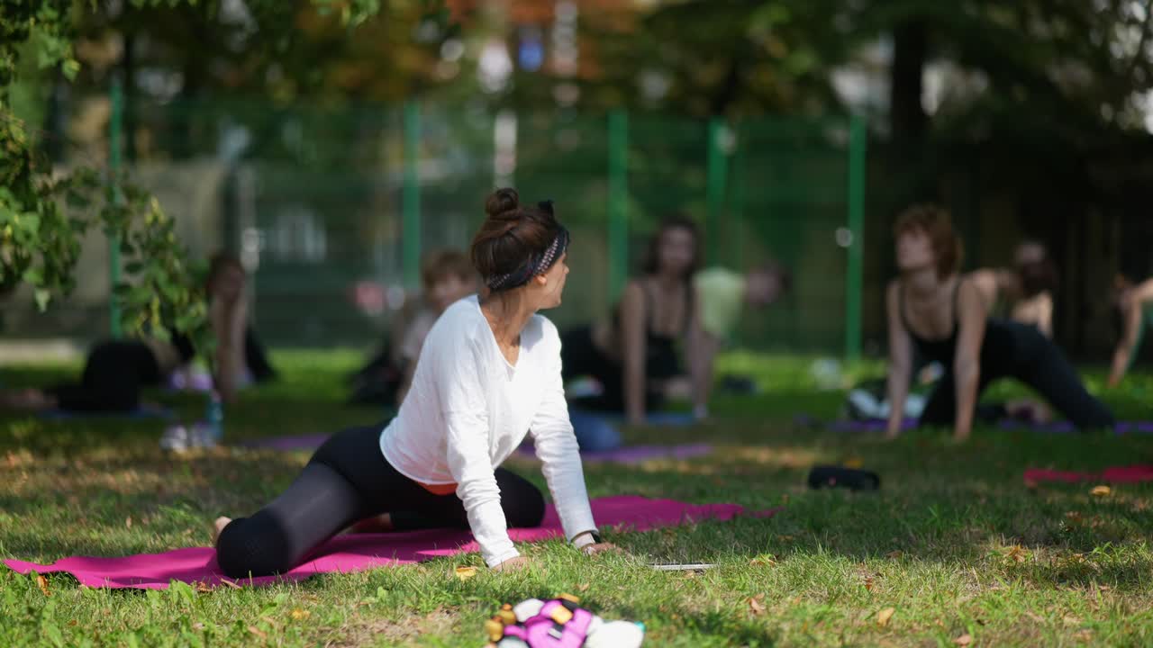 grupo de yoga al aire libre en el parque
