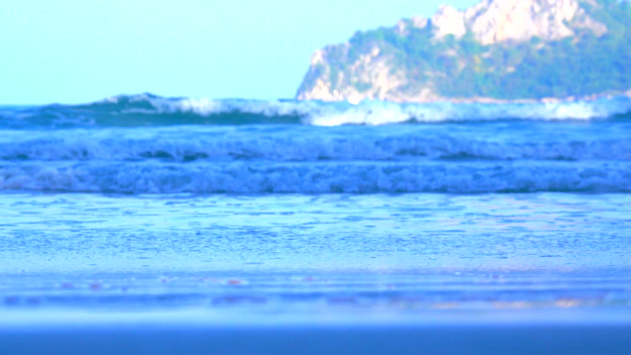 해변에 모래, 바다에 파도, 푸른 하늘에 바다 또는 바다의 초록색 파도, 파란 하늘에 푸른 바다, 모래 위의 육지에서 아름다운 해양 풍경.