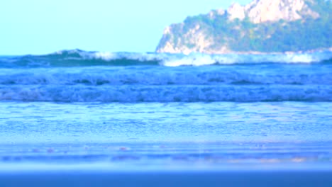 arena en la playa mar y ola verde de mar o océano en el cielo verde azul o cielo azul. es hermoso paisaje marítimo desde la vista de la tierra en la arena.