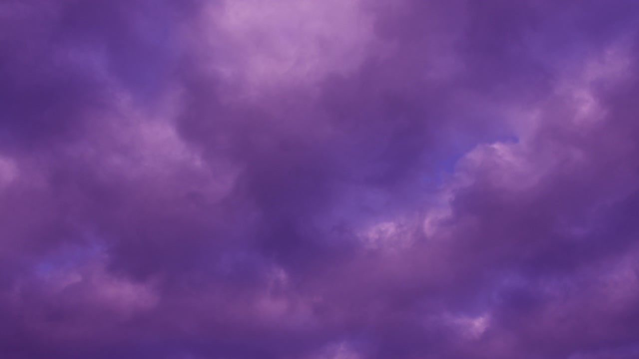 nubes púrpuras en el cielo. majestuoso colorido del lapso de tiempo increíble cielo majestuoso puesta de sol o amanecer paisaje