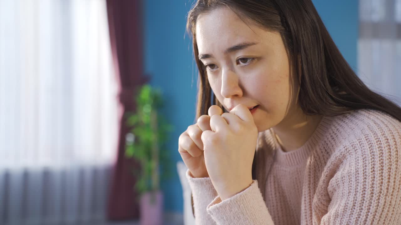 걱정하고 불안한 아시아 젊은 여성, 불안합니다.