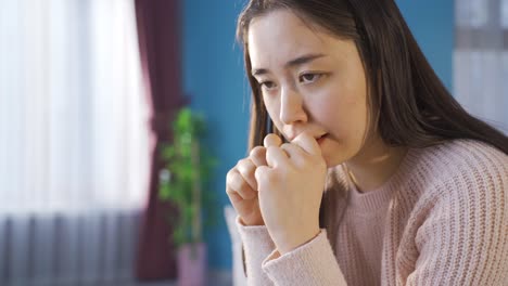 걱정하고 불안한 아시아 젊은 여성, 불안합니다.
