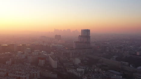 Sonnenuntergang-über-Dem-Pariser-Justizgericht,-Glas,-Modernes-Gebäude,-La-Defense-Business