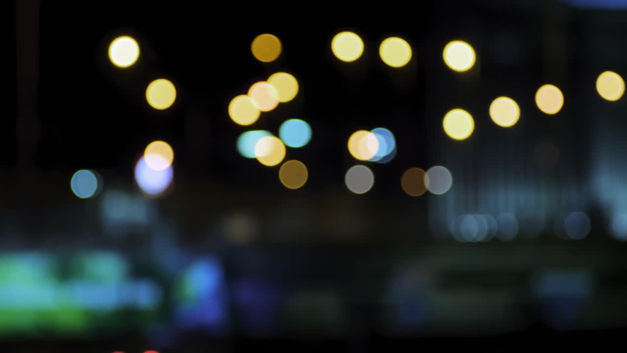 tráfico nocturno en la carretera y coches en movimiento