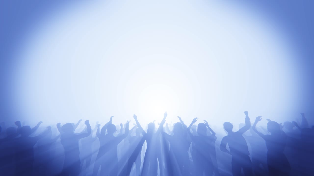 Sagome di folla che alza le mani sotto una luce blu del palco.