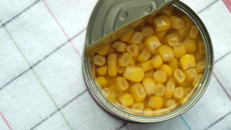 개방 된 옥수수 캔