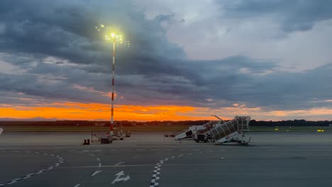 foto lateral del aeropuerto de berlín, con una puesta de sol dorada