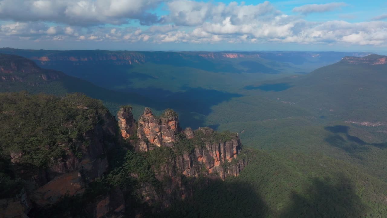 tres hermanas montañas azules dron aéreo katoomba sydney nsw australia eco punto de observación acantilado caminar patrimonio mundial parque nacional árbol de goma de eucalipto bosque azulado día soleado círculo movimiento a la izquierda
