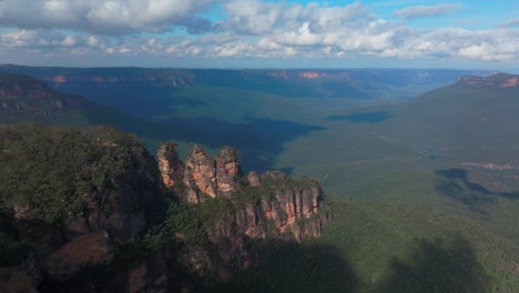 three sisters blue mountains drone aerial katoomba sydney nsw australia echo point lookout cliff walk world heritage national park gum tree eucalyptus forest bluesky sunny day circle left motion