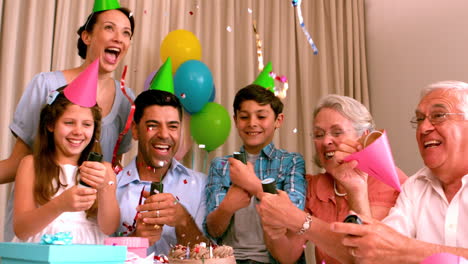 familia extendida celebrando cumpleaños juntos en el sofá
