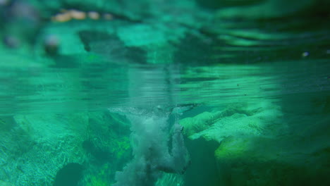 женщина, свобода или скалы, прыгающие в воду