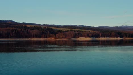 Reflejo-A-Través-Del-Agua-Clara-Del-Lago-Czorsztynskie-Durante-El-Otoño-En-Malopolska,-Sur-De-Polonia