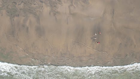 Vogelperspektive-Eines-Malerischen-Sandstrandes-Durch-Drohnenaufnahmen