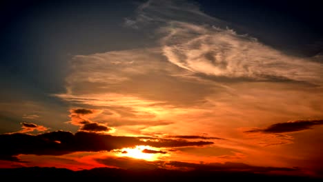 panorama dorado del atardecer con lapso de tiempo 4k