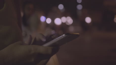 mujer usando celular por el camino ocupada con motocicletas en la noche hanoi vietnam