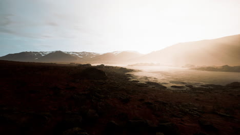 Schöne-Aussicht-Auf-Neblige-Berge-Mit-Einer-Spiegelung-In-Einem-See