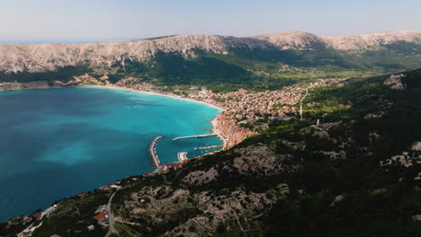 la ciudad costera de baska en la isla de krk en croacia