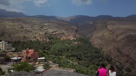 Montañas-Omaníes,-Hermoso-Paisaje-Con-Drones