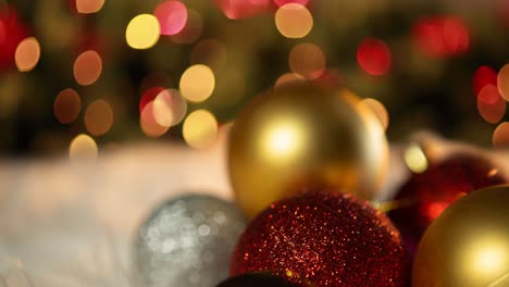 animación de bolos sobre el árbol de navidad.