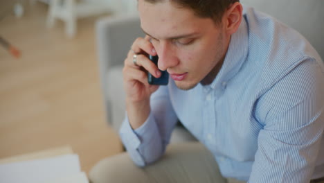 Hombre-De-Negocios-Hablando-Por-Telefono