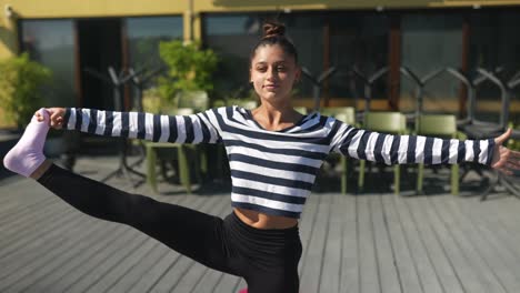 una adolescente practicando yoga en un techo