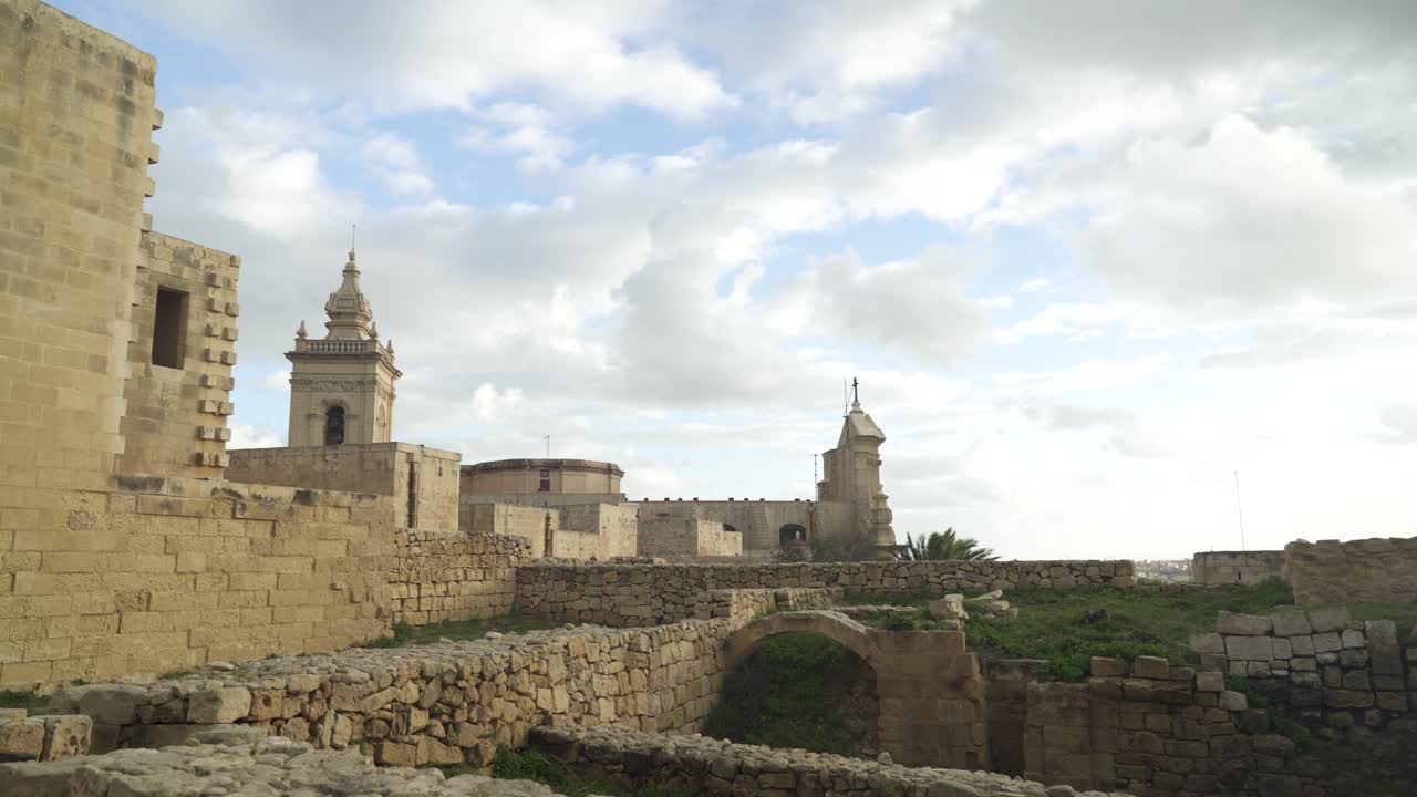 Vista panorámica de la Fortaleza de la Ciudadela en un día soleado de invierno en la Isla de Gozo
