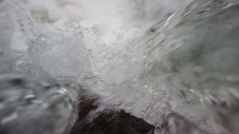 corriente de agua clara que fluye del río