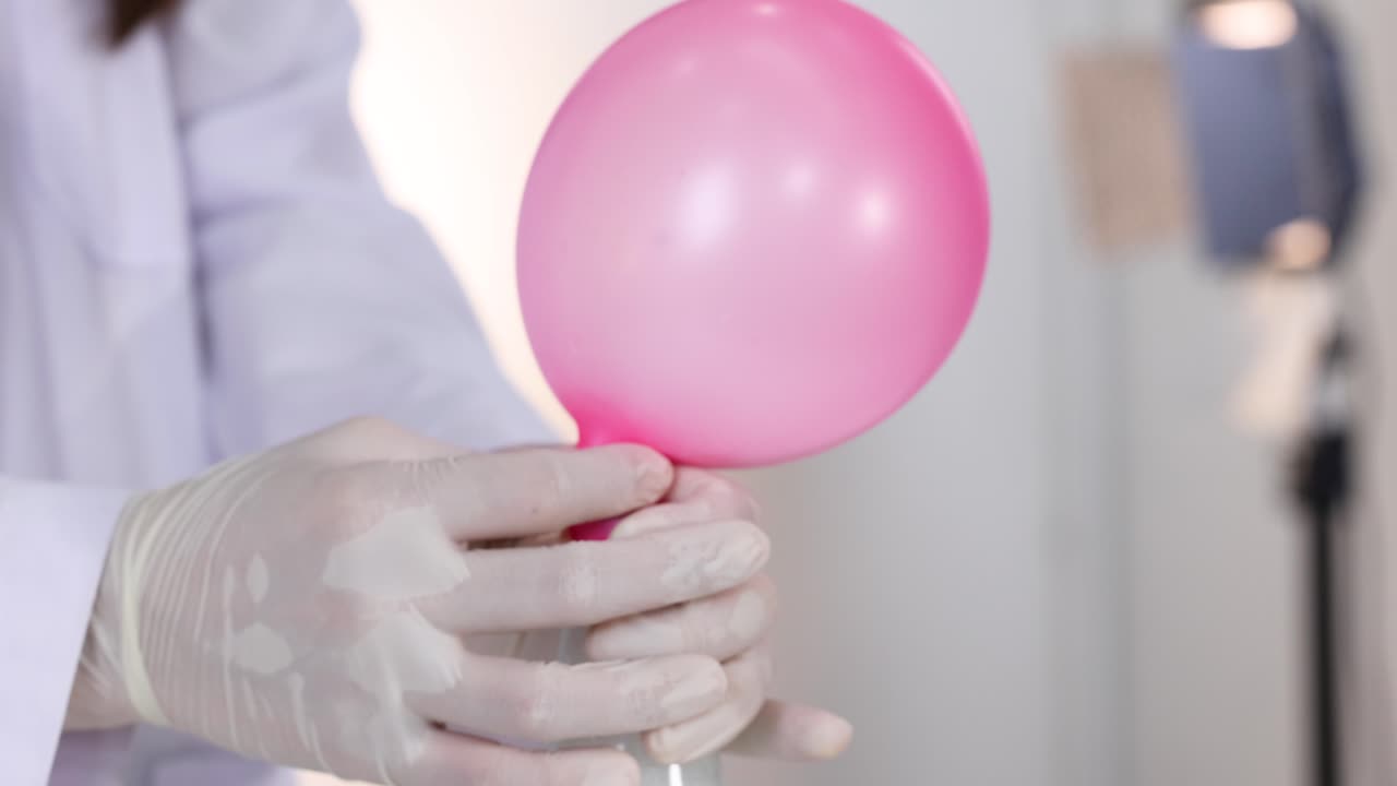 el globo se infla con bicarbonato de sodio y vinagre.