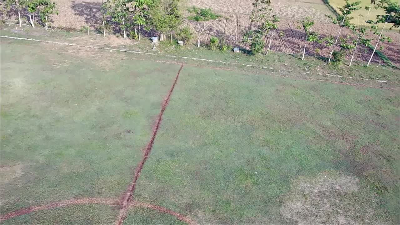 vuelo de aviones no tripulados sobre campos de fútbol en la zona rural de blora, java central, indonesia