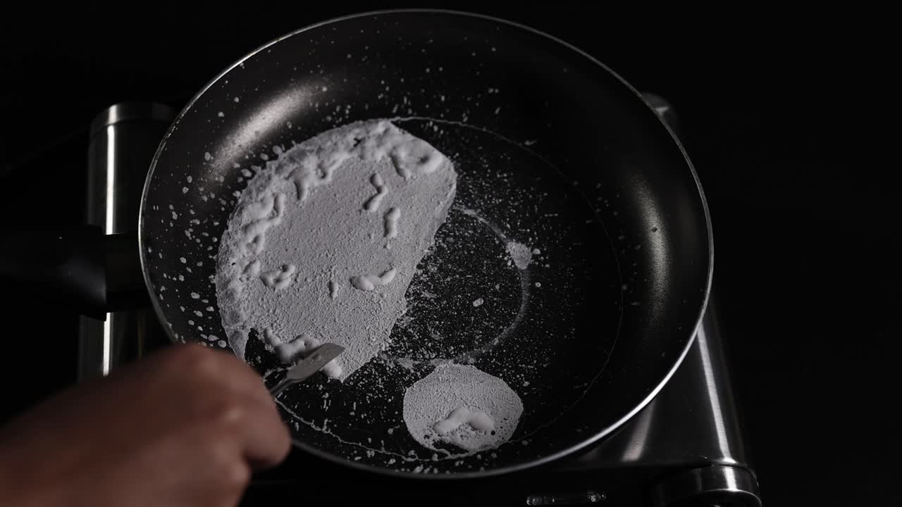 김판 에서 소금 을 손 으로 는 것