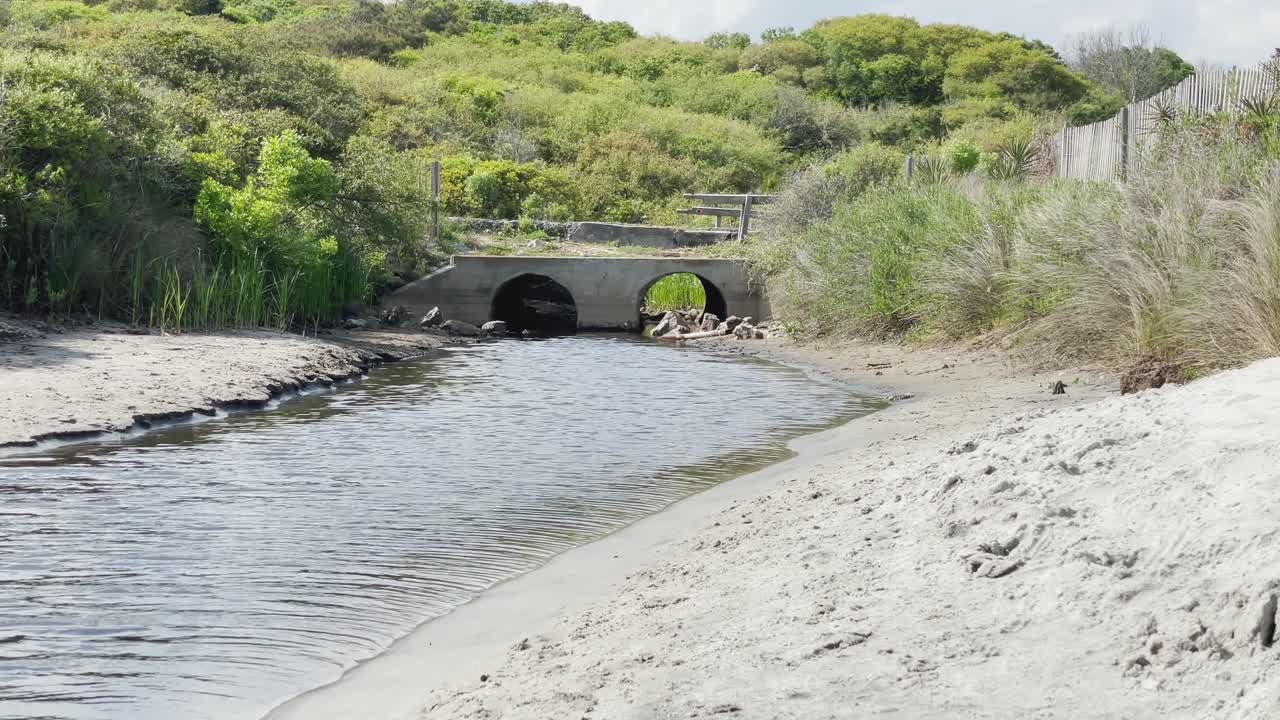 escorrentía de agua en la región costera de la playa