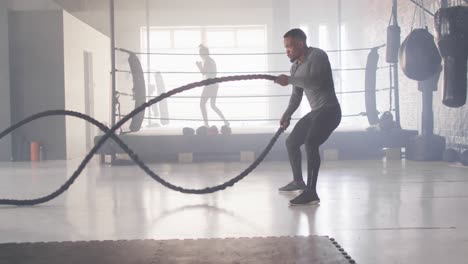 Video-De-Un-Hombre-Afroamericano-En-Forma-Entrenando-Con-Una-Cuerda-En-El-Gimnasio