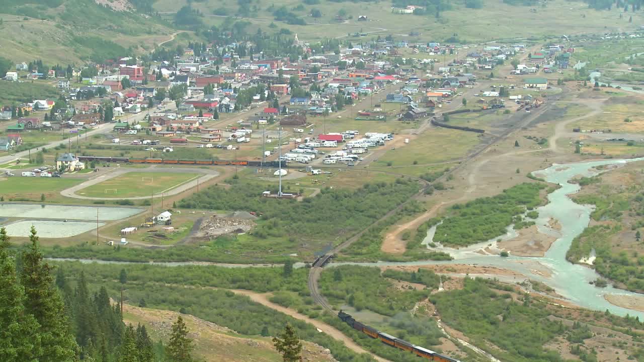 silverton colorado에 도착하는 증기 기관차의 아주 먼 장면