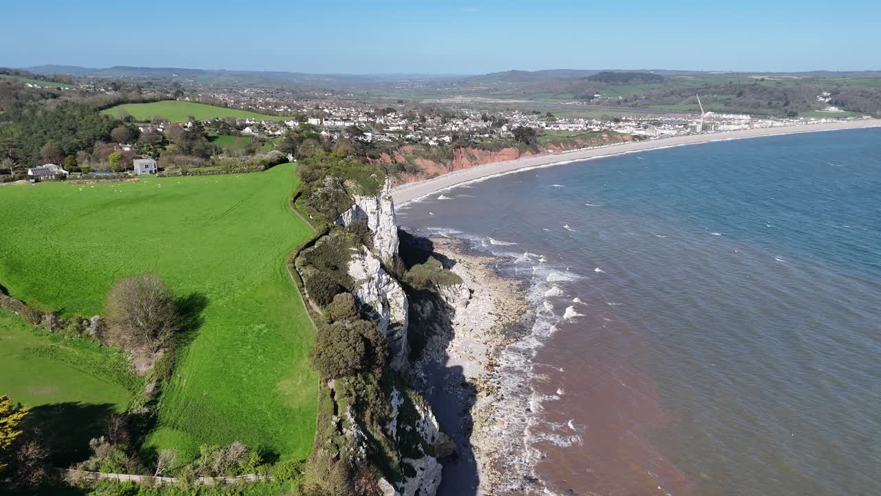 Filmagem aérea 4K panorâmica de drone da Costa de Devon, perto de Seaton, Inglaterra, em um dia ensolarado.