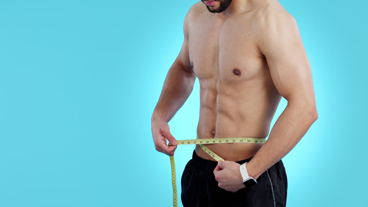 sin camisa, cuerpo y un hombre midiendo la cintura