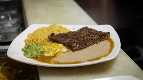 plato completo de enchiladas tampiquena esperando ser llevado a la mesa, deslizador 4k