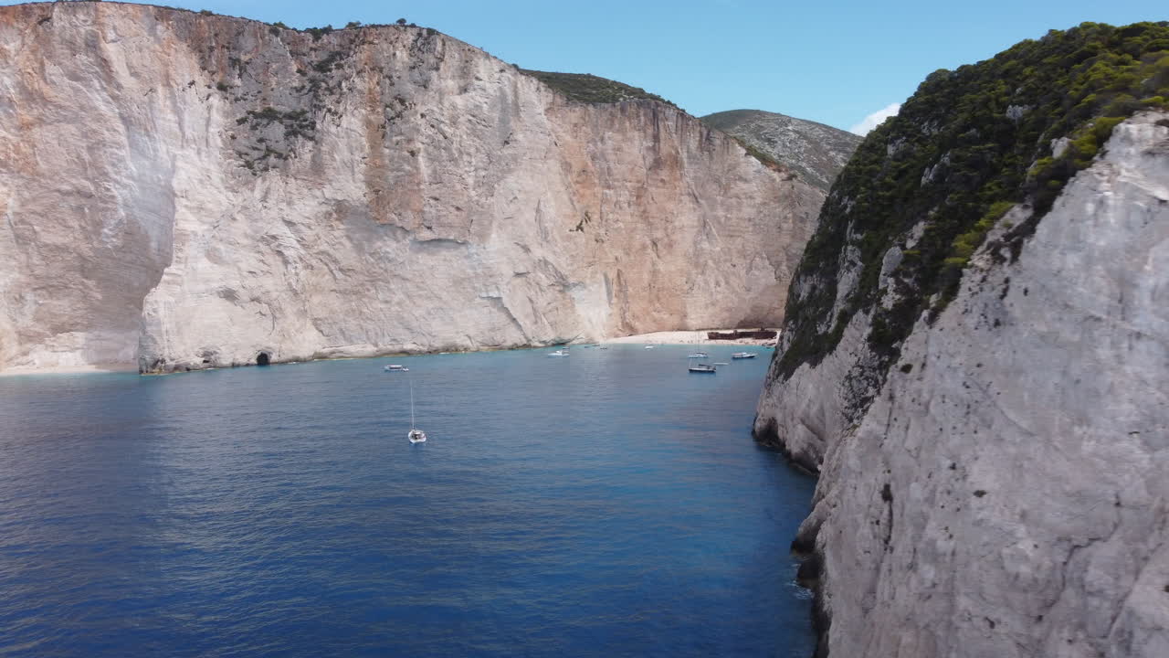 vista aérea de la playa de zakynthos con los restos del naufragio, la gente y los botes pequeños
