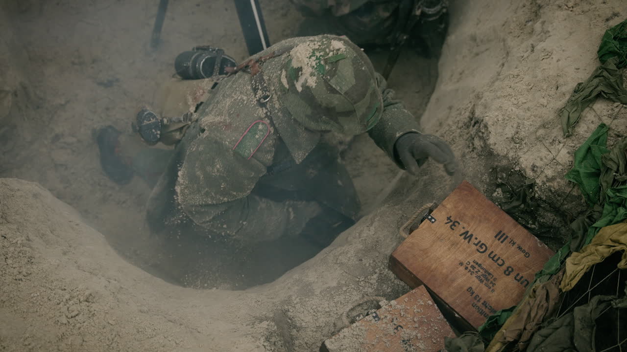 Soldati della Guerra Mondiale in trincea con esplosivi