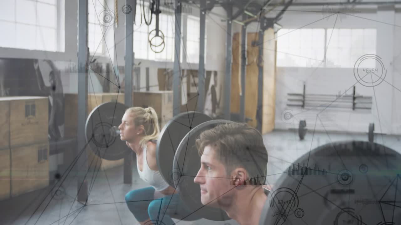Träningspar som förbereder sig och börjar synkroniserade skivstångsknäböj på gymmet, med schematiska överlägg på överkropparna.