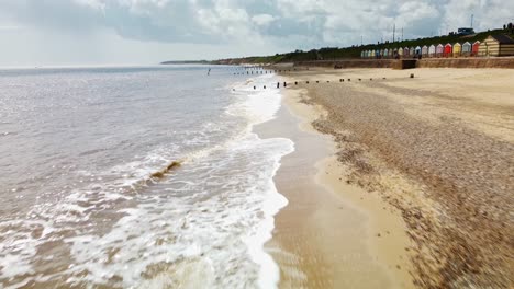 Imágenes-Aéreas-De-Drones-A-Lo-Largo-De-La-Costa-En-La-Playa-De-Gorleston-on-sea,-Norfolk