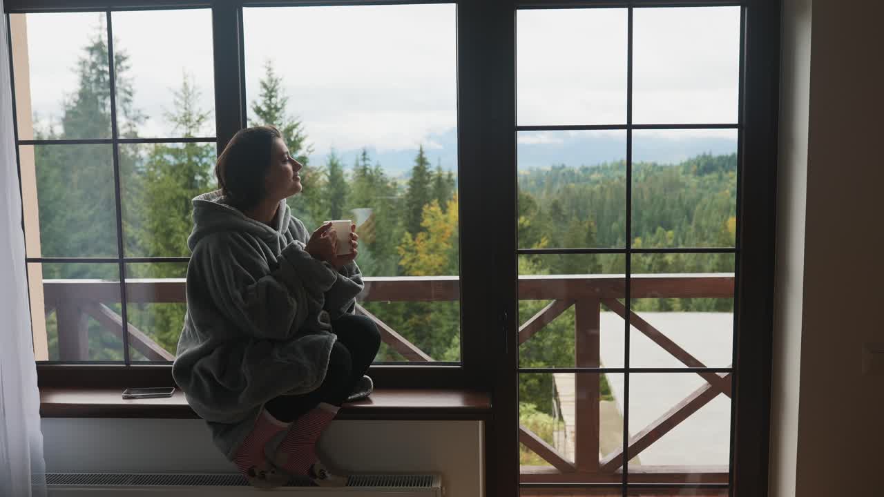 Donna che si gode un caffè con vista montagna