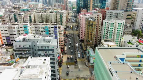 edificios del centro de hong kong, paso de peatones y tráfico, vista aérea a gran altura