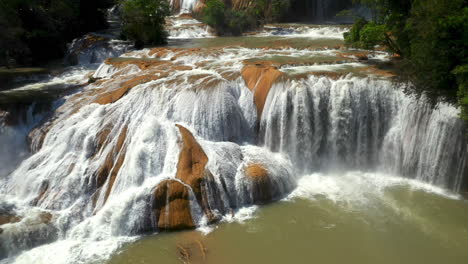 reveladora toma de drones de las cascadas de agua azul y las cascadas encontradas en el río xanil en chiapas mexico que termina en plano general
