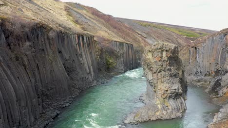 Wunderschöne-Herbstfarben-Im-Basalt-Studlagil-Canyon-In-Ostisland---Luftaufnahme