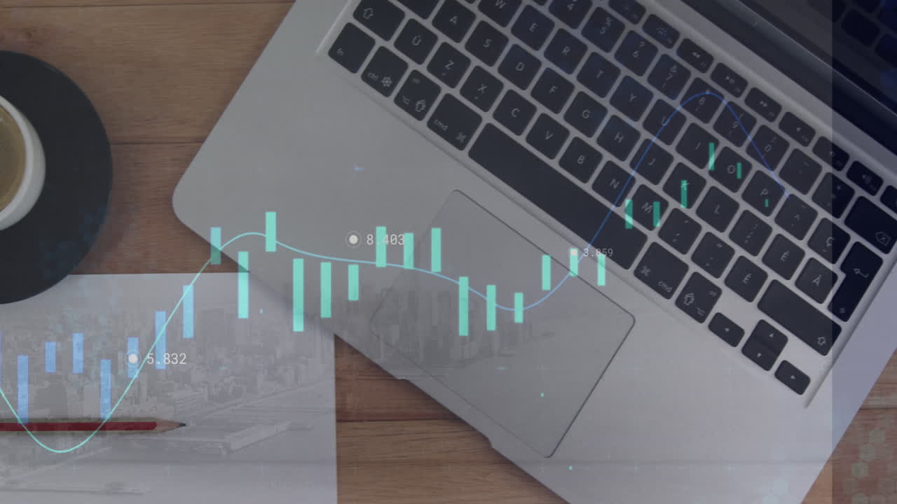 animazione dell'elaborazione dei dati contro il close-up di laptop e tazza di caffè su tavolo di legno