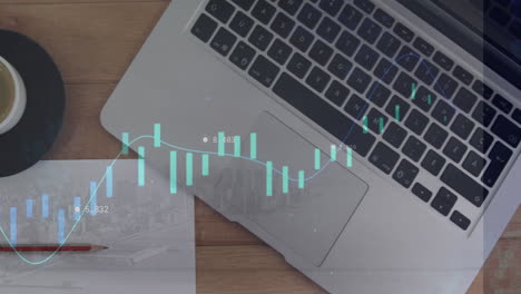 animación del procesamiento de datos contra el primer plano de la computadora portátil y la taza de café en la mesa de madera
